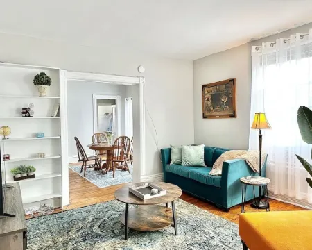 Downtown Oak Park/Fast WIFI/Free Parking/ Victorian Home/Sleeps 6 奧克帕克酒店