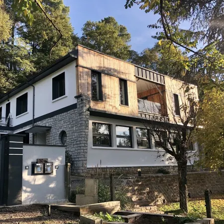 House in a green setting 2 minutes from Brive Отели в г. Мальмор