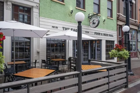 Secluded & Spacious 1BR Condo – Central in OTR Отели рядом с достопримечательностью «Cincinnati Museum Center at Union Terminal»