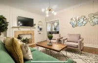 Renovated Art Deco retreat with porch and 2 King Beds, walk to coffee and food!