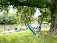 Riverfront Cottage and Cabana. 3-Bedroom, 2 Bath on the Lazy, Great Chazy, River 尚普蘭住宿飯店