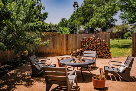 Gorgeous Home w/Wrap Around Porch & Texas Windmill - 2 mins from Main St