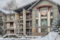 Luxury Condo within walking distance to all the restaurants, shopping and bars.