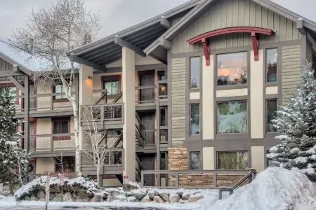 Luxury Condo within walking distance to all the restaurants, shopping and bars.