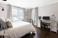 🌟 Walk to the village ❤ of Greenport Hotels in Greenport West