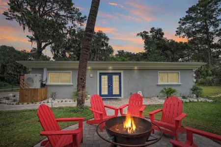 Charming 3bedroom house 8 minutes from Tybee and 12 minutes to riverfront Отели в г. Уайтмарш Айленд