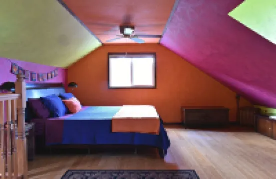 Lodging and Art Gallery-Charming Space Next to Everything, Walk Anywhere!