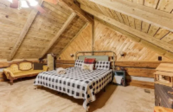 1800’s Cabin with Hot Tub, Pet Friendly