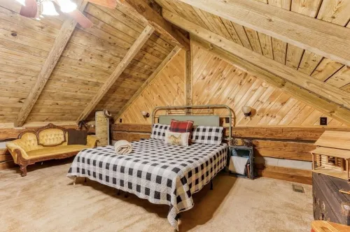 1800’s Cabin with Hot Tub, Pet Friendly Hotels in York County