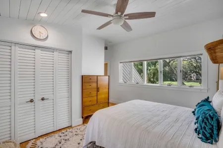 Stunning Completely Renovated Golf Course Villa Отели рядом с достопримечательностью «Seabrook Beach»