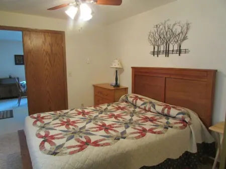 Tin Mill Cottage on a quiet wooded lot, walking distance to downtown!