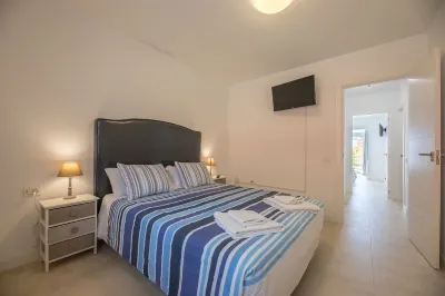 Large, bright and quiet with terrace, 3 bedrooms, 3 bathrooms, wifi.