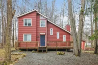 Cabin in the heart of Poconos! A Pocono Bliss! Close to Kalahari and Camelback Hotels near Community Pool and playground