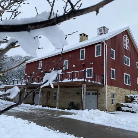 Annabel Lee Barn ~ A Getaway of Warmth & Charm!