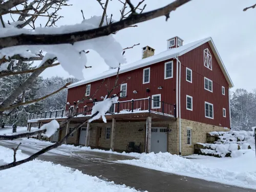 Annabel Lee Barn ~ A Getaway of Warmth & Charm!