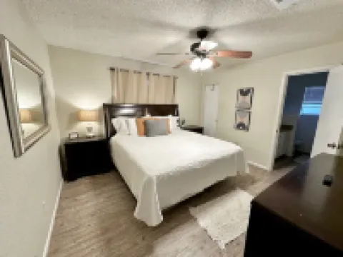 Sleeps 19 ♨Hot Tub♨Game Room!♨3 TVs ♨Fun Backyard♨Central♨