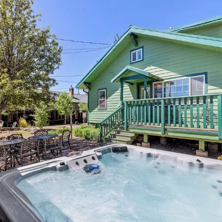 House of Mint - Down Town FLG w/  Hot Tub! Sleeps 12