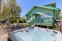 House of Mint - Down Town FLG w/  Hot Tub! Sleeps 12