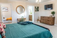 Villa Palmas-Double Master Suites, 5 Bedrm + Pool -1 mile from beach