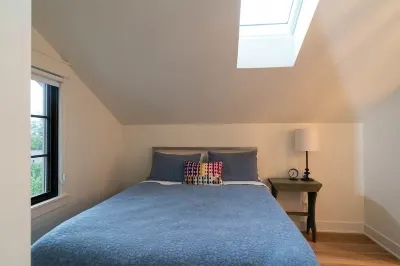 New modern loft 5 minute walk from downtown-restaurants, breweries, wine lounges