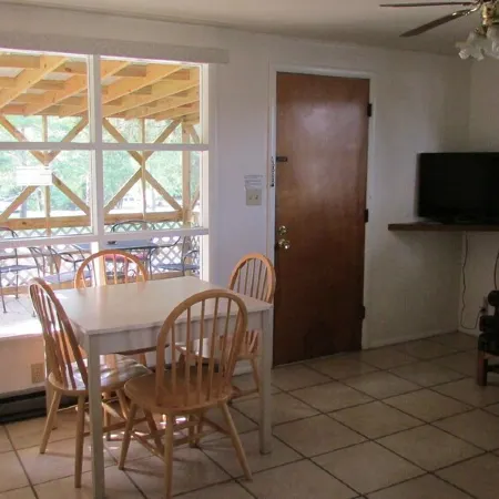 Come stay in our 2bd cabin on Table Rock Lake close to Silver Dollar City!
