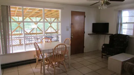 Come stay in our 2bd cabin on Table Rock Lake close to Silver Dollar City!