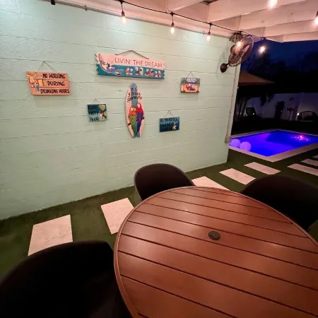 Close to beach, private heated pool, bikes, beach chairs & more!