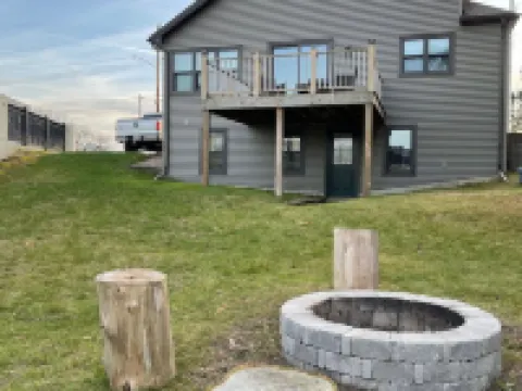 East River Retreat, WATERFRONT🛶+ Fire Pit🔥Pet friendly 🐾 Hotels in Two Rivers