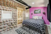 WATER FRONT-HOT TUB- WALKING DISTANCE to main strip. Cobblestone Retreat