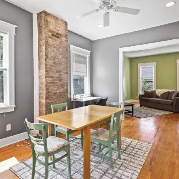 Adorable West Side Cottage with Onsite Laundry, Free Parking