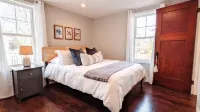 The Sycamore Cottage - 2 BR & 1.5 Bath - Hot Tub - Steps to Downtown