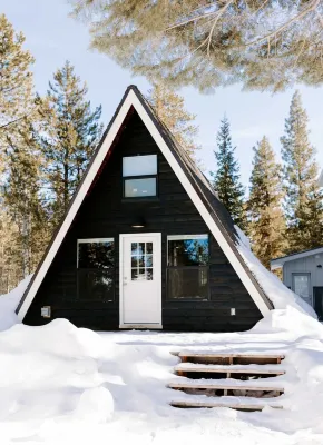 Charming cabin tucked near Cascade Lake