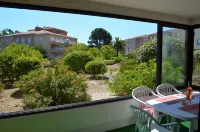 Quiet air-conditioned apartment 10 minutes' walk from the beaches and shops