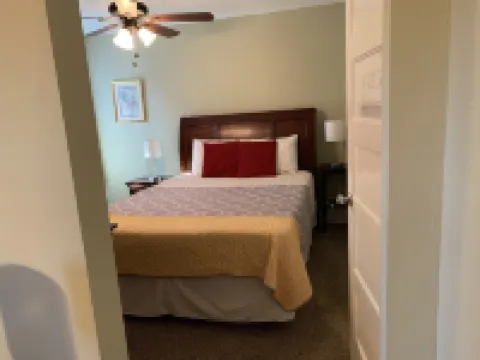 F2, Downtown St. Augustine, POOL, beaches, spacious, free onsite parking!