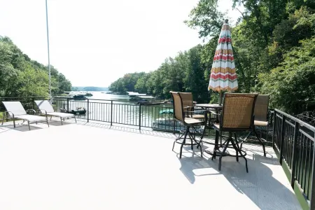 Waterfront cottage with dock on Lake Hartwell