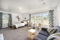 Stylish 1BR Guesthouse w/ Attached Garage ~2 Miles from Uptown Charlotte