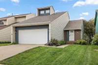 URBAN RETREAT - 4 BEDROOM HOUSE, FAMILY FRIENDLY with ARCADE, GAMES.. Hotels in West Des Moines