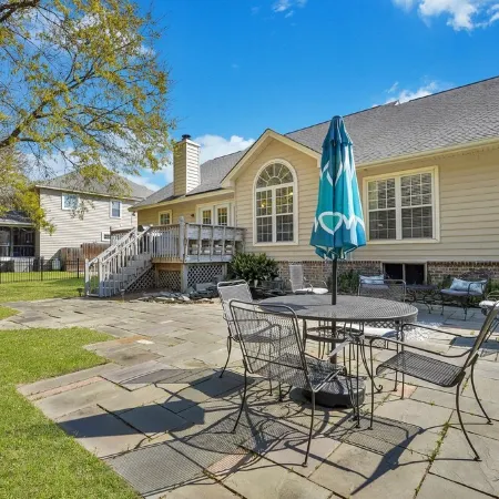 Relaxing & spacious 4BR home, fire pit & private fenced in backyard