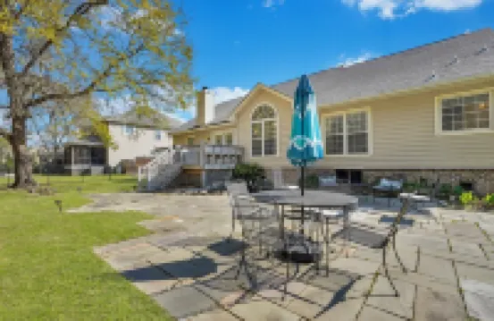 Relaxing & spacious 4BR home, fire pit & private fenced in backyard