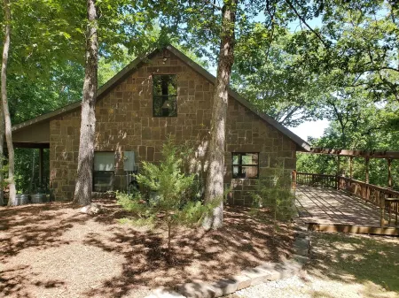 FORD'S CREEK CABIN: Secluded Lakefront Rock Cabin in the Woods-Big Lake View