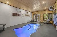 PRIVATE INDOOR POOL, HOT TUB, CLOSE TO PARKWAY/DOLLYWOOD, EASY ACCESS!