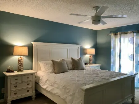 Newly Renovated 2-Bed, 2-Bath Condo on Indian Shore Beach! Read Description!! Отели рядом с достопримечательностью «Тики Гарденс - Индиан-Шорс Бич Аксесс»