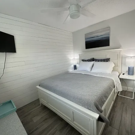 Island Duplex unit: 2-bed/2-bath close to beach, pets welcome