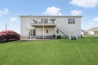 Spacious 4-bed located 1 mile from Newport Beaches