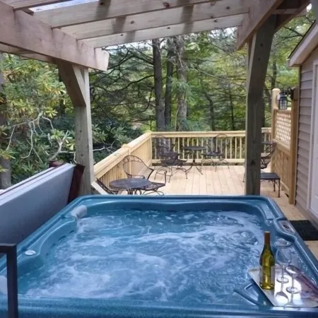 Affordable Luxury with Hot Tub, Fireplace, Central Air/Heat, Wifi in Highlands!