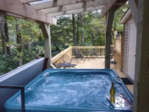 Affordable Luxury with Hot Tub, Fireplace, Central Air/Heat, Wifi in Highlands!