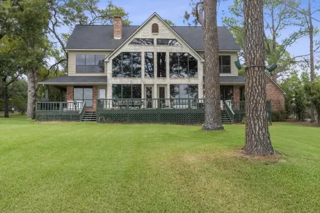 Decorated for Christmas- with Great Outdoor Amenities!