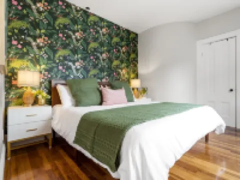 Garden Getaway 2BR Minutes to Salem, Beach, and train to Boston! ビバリーのホテル