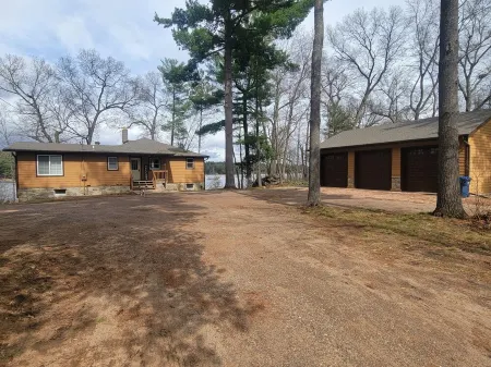 Beautiful and Spacious Lake Home! Large Deck Overlooking Lake! Отели в г. Четек