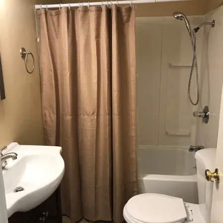 Freshly Remodeled 2 Bedroom, Full Kitchen, living Room Suite, in Cascade unit #4